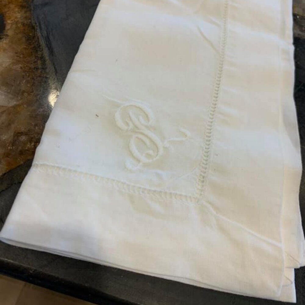 12 embroidered “P” ivory linen napkins